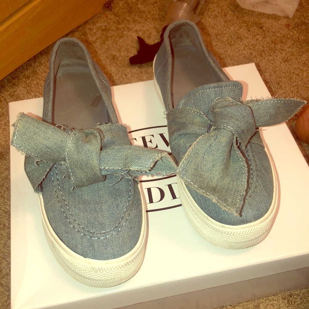 A jean shoe